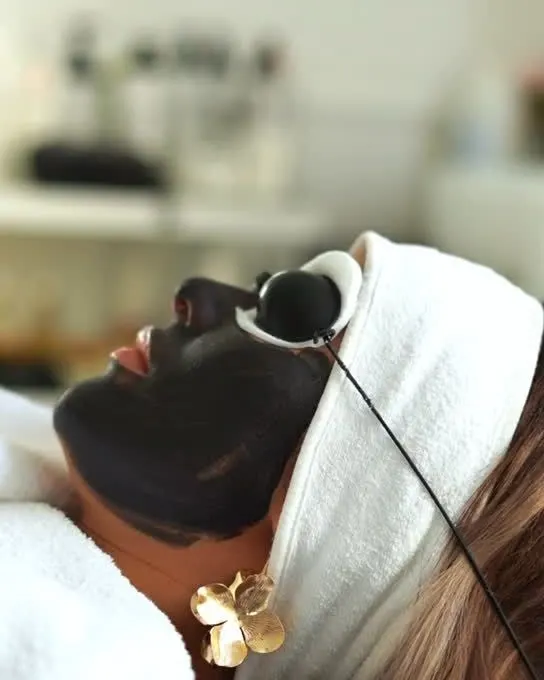 Soin Carbon Peel chez Les Naturelles : masque au carbone, bandeau blanc